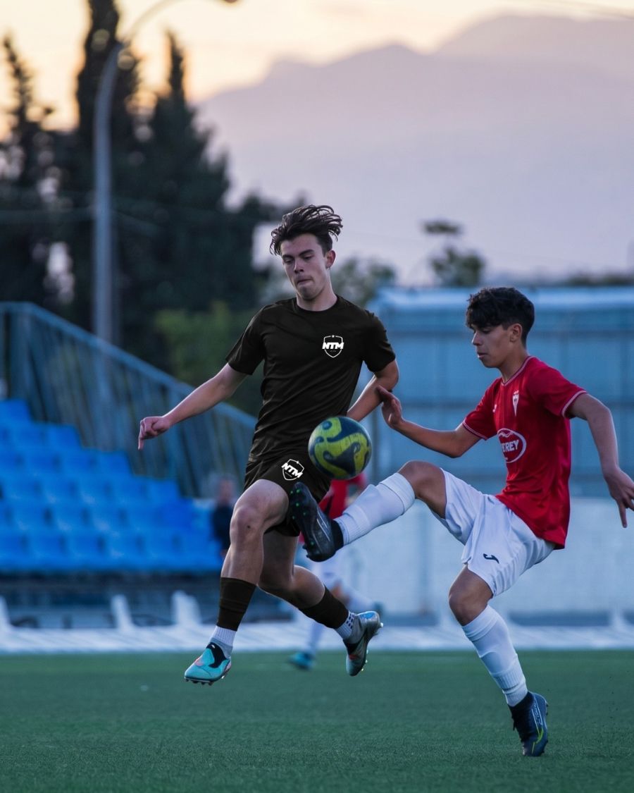 Futbolista juvenil en disputa de balón durante una evaluación de NTM
